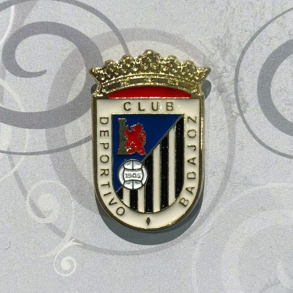 Macron Pin metálico escudo cd badajoz | Imagen 1